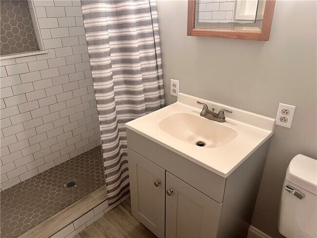 Building Photo - 2805 Pine Hill Dr