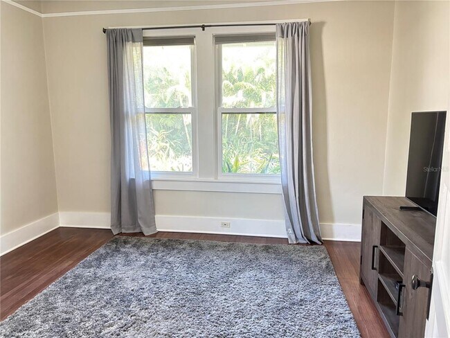 Building Photo - 324 Julia Pl