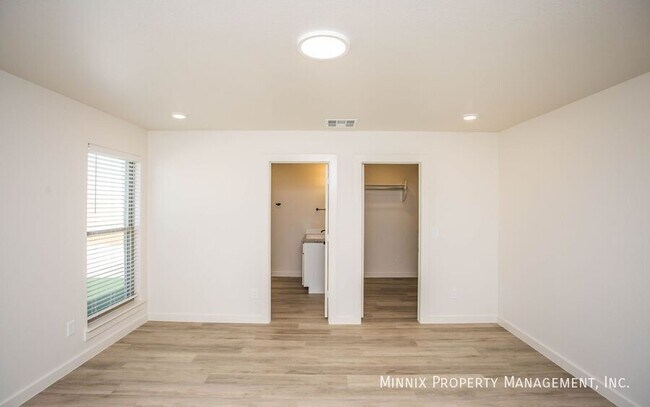 Building Photo - 2140 Langford Ave