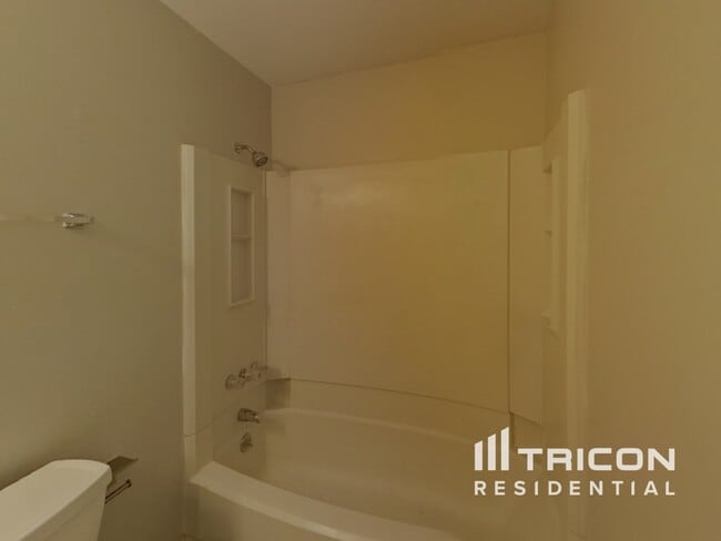 Building Photo - 2943 Pebblebrook Dr