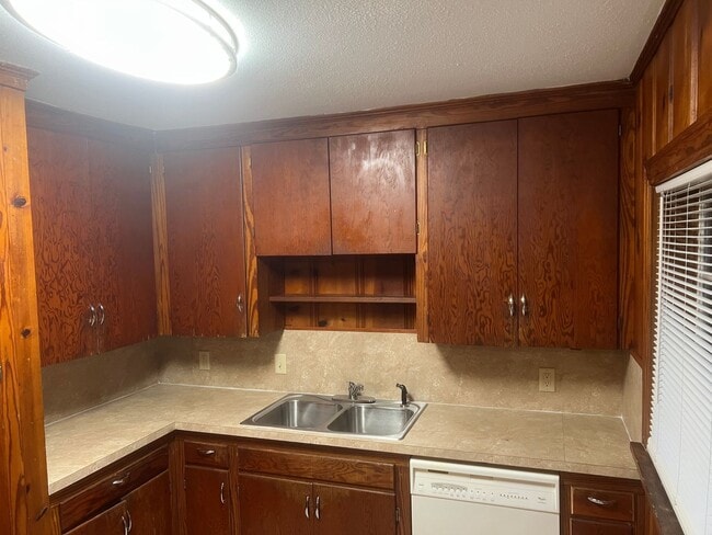 Building Photo - Charming 3 Bed 1 Bath Home