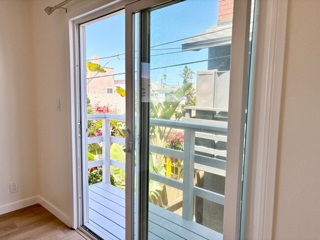 Building Photo - Silver Strand Beach | 4 Bed | 2 Bath | Bea...