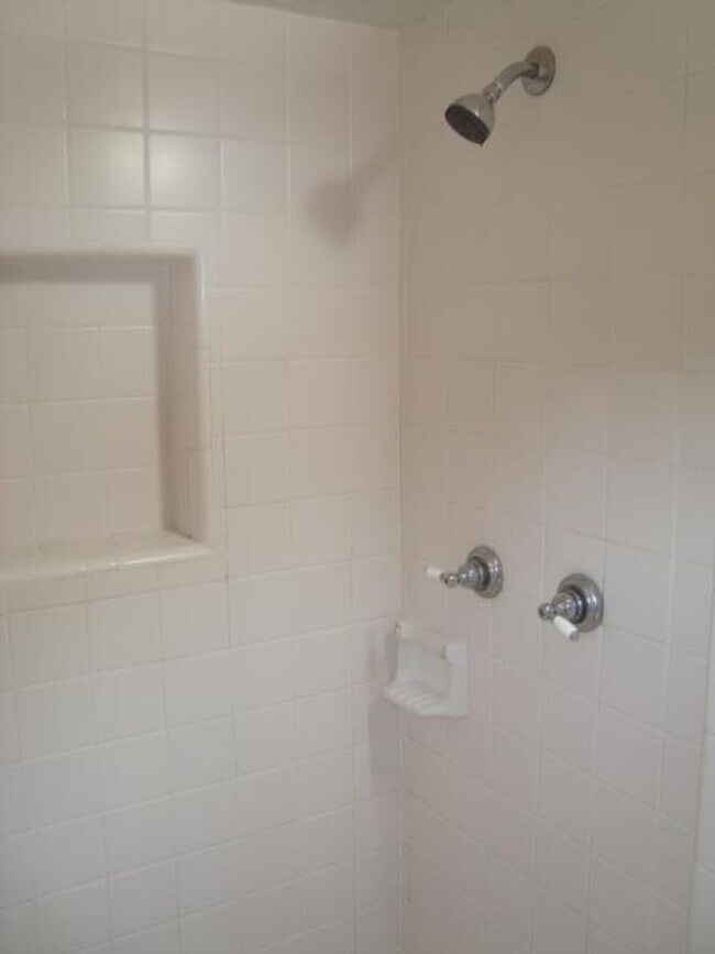 Building Photo - Rent Ready 3 bedroom and 2 bathroom!