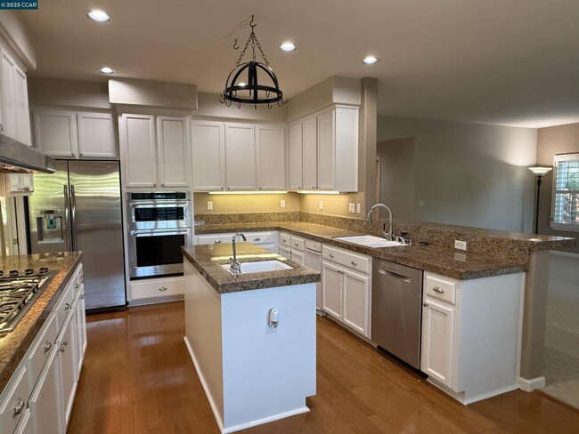Building Photo - 600 Bourne Ct