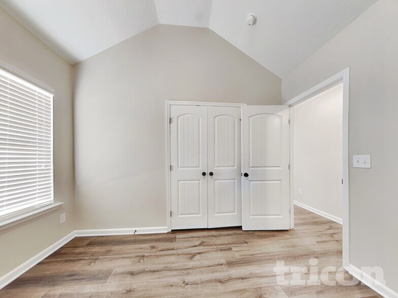 Building Photo - 1329 Royal Oak St