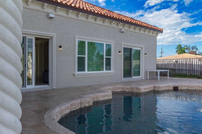 Building Photo - 4/3 Stunning Waterfront home in the heart of Clearwater Beach!