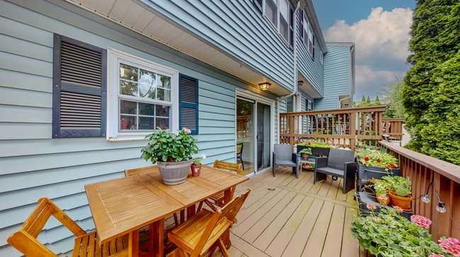 Building Photo - Beautiful 2 Bedroom Multi Level Condo