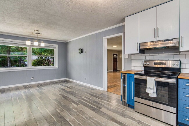 Building Photo - Beautiful East Hill home located in one of...