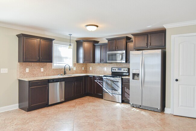 Building Photo - 3640 Fox Tail Dr