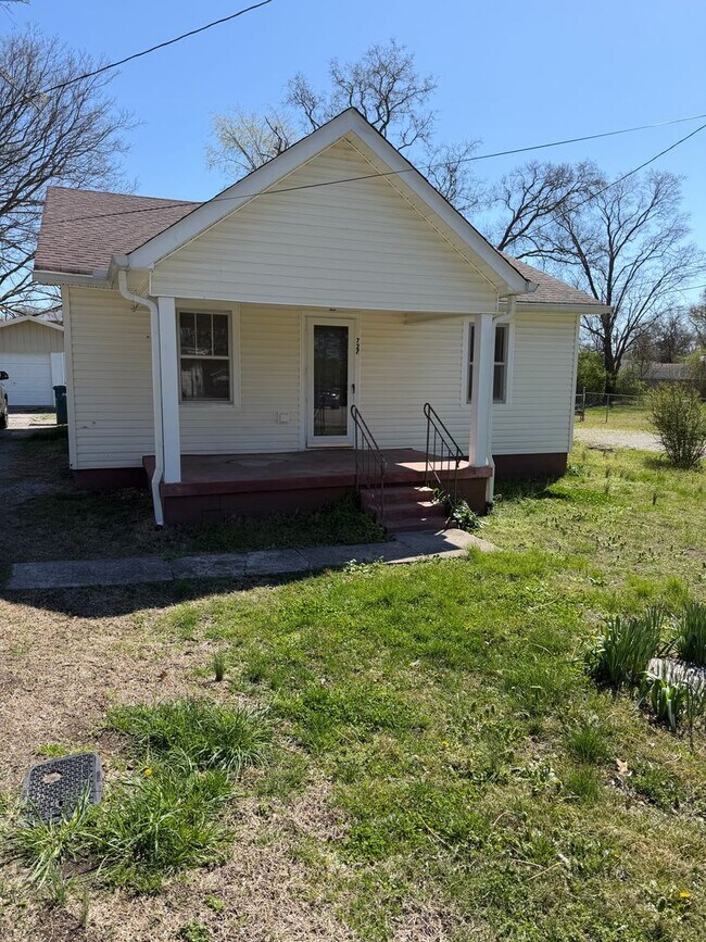Building Photo - Adorable Cottage with detached garage Lebanon TN