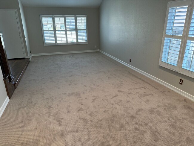 Building Photo - Large 5 Bedroom Single Family Home Near Da...