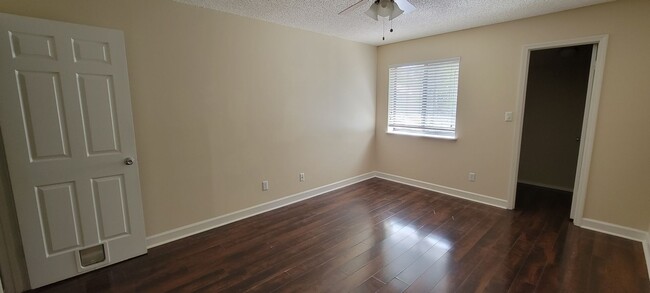 Building Photo - Second Floord, 2 bedroom 1 Bath Condo in A...