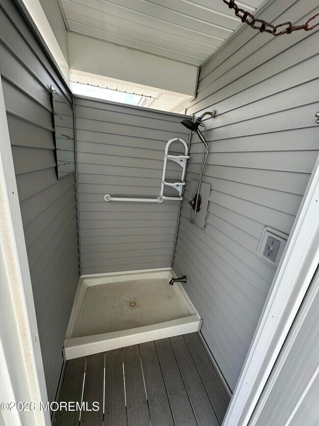 Building Photo - 17 7th Ave