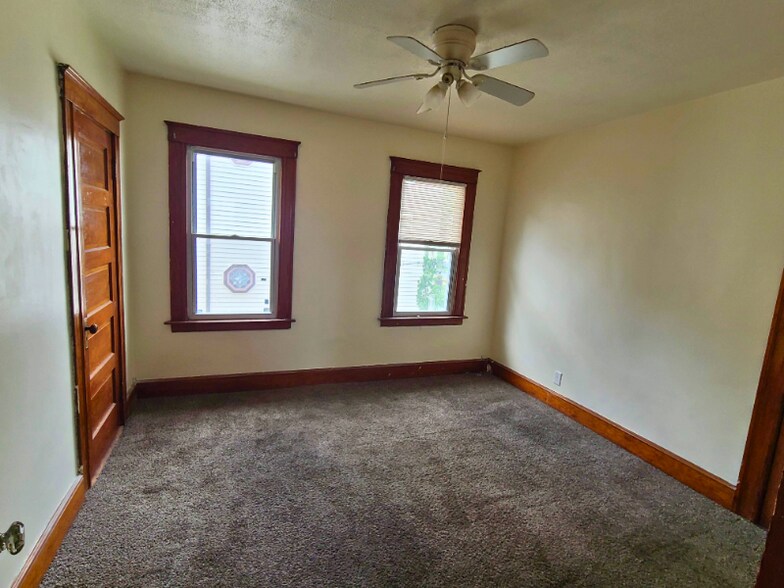 Building Photo - 116 Miller St