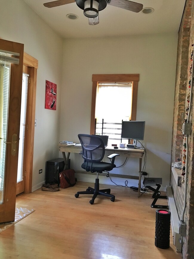 Building Photo - 2908 W Dickens Ave