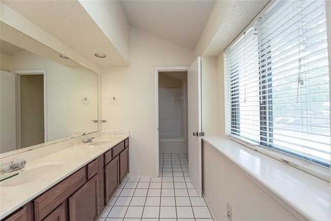 Building Photo - 25518 Chapel Ridge Ln