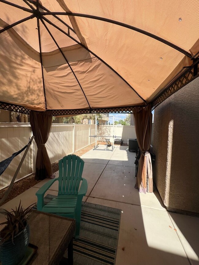 Building Photo - ABSOLUTELY AMAZING! Large 4 bedroom 2 stor...