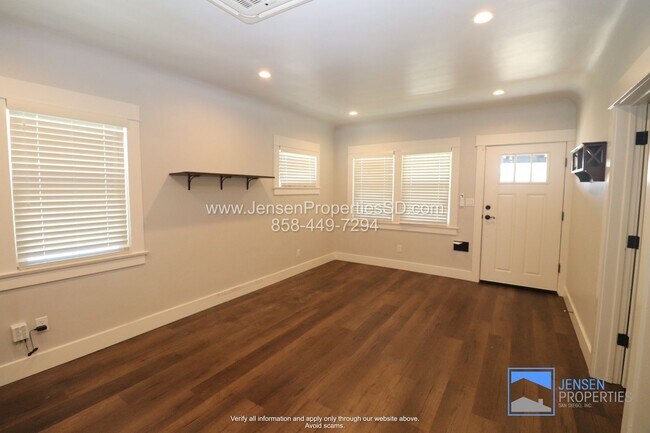 Building Photo - 2BR/1BA HOUSE w/ DRIVEWAY + GARAGE, WASHER...