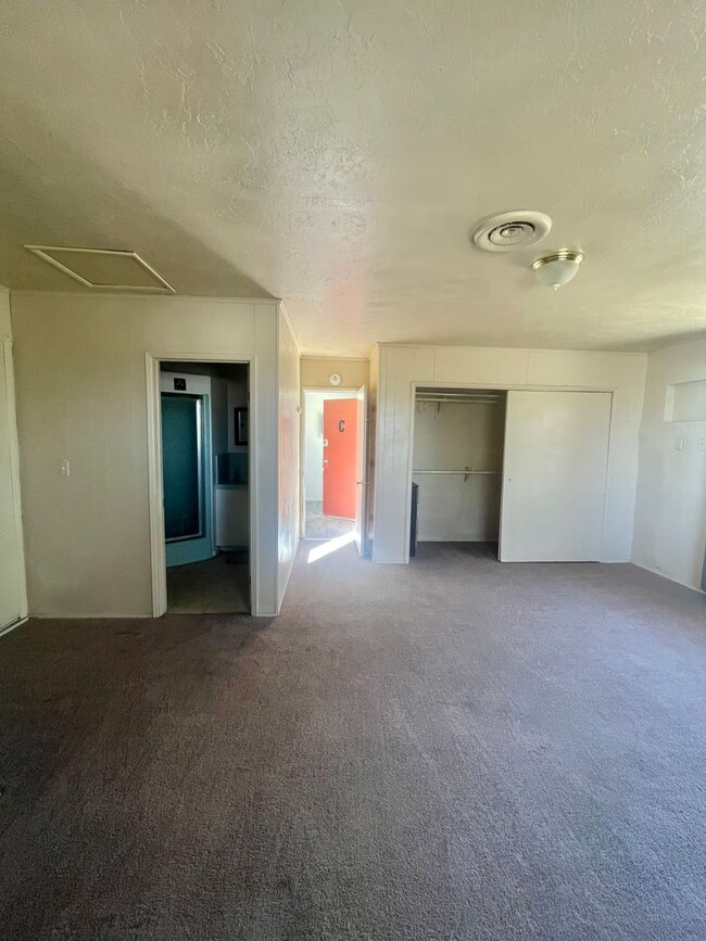 Building Photo - Studio Apartment, Conveniently Located