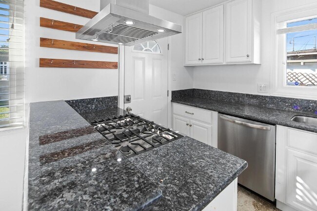 Building Photo - Mission Valley/Linda Vista 2 Bed Updated home with mountain views