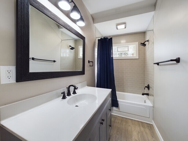 Building Photo - 112 Brady Ln