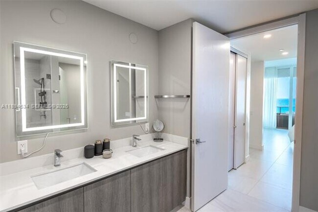 Building Photo - 17550 Collins Ave