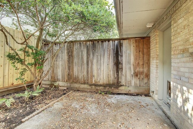 Building Photo - 6015 Valley Forge Dr