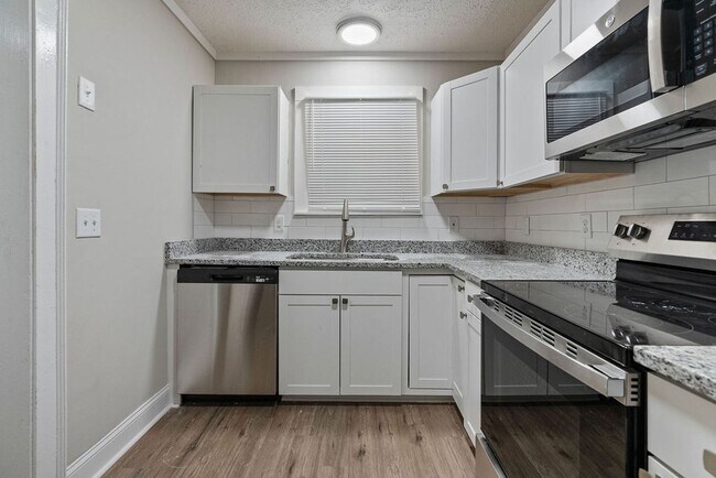 Building Photo - 207 Windsor Dr