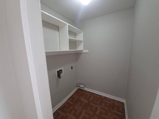 Building Photo - 8100 Creekbend Dr