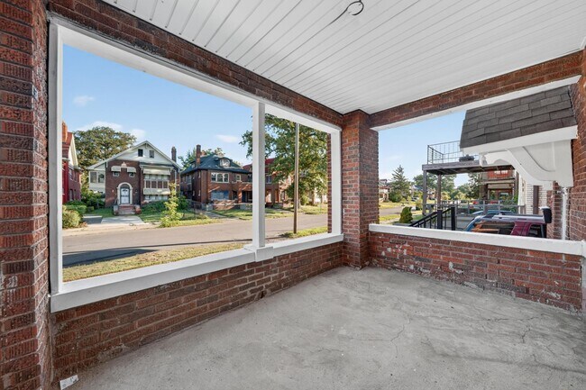 Building Photo - 2025 Calvert Ave