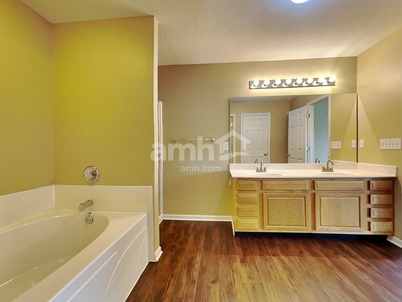 Building Photo - 4230 Mallard Dr