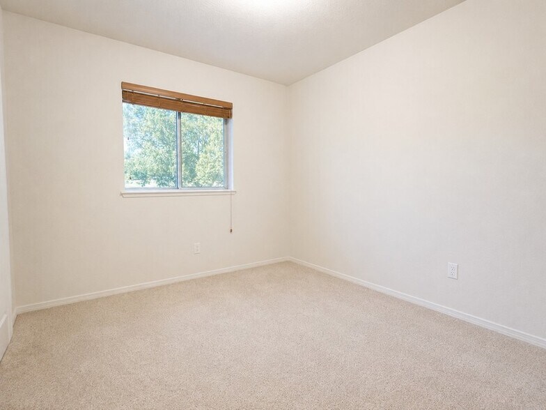 Building Photo - 3204 S Johnson Pl