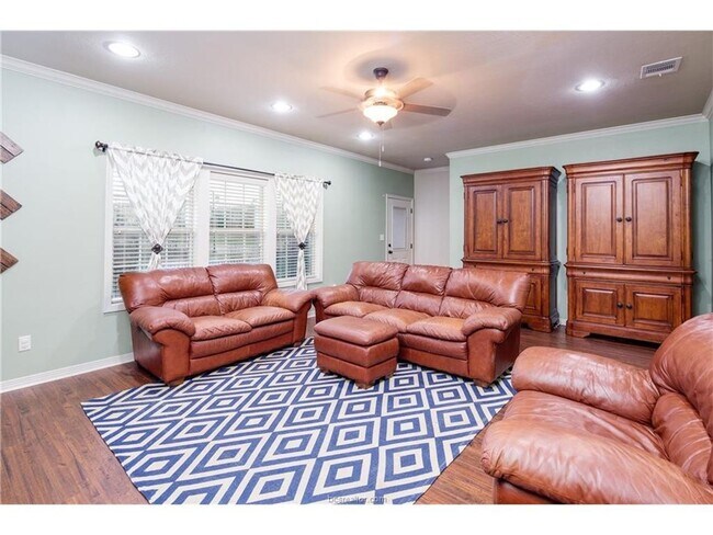 Building Photo - August 2025 Move In! Beautiful 3 Bed, 3.5 ...