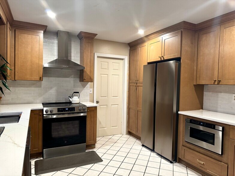 Building Photo - 6 Redcoat Ln