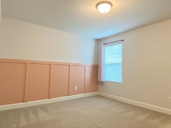 Building Photo - 4 Bedroom, 3 Bath Home w/ 2 Car Garage