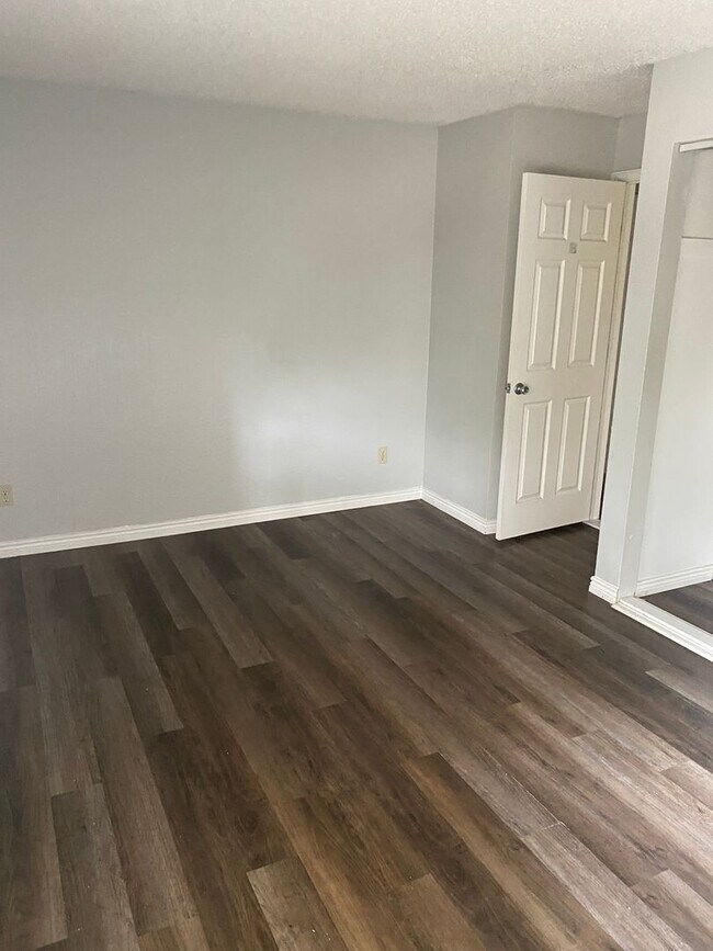 Building Photo - Newly Renovated Condo in Sable Landing   **Move-In Special**