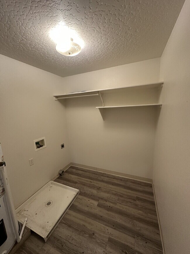 Building Photo - "Charming 2-Bed Retreat with Spacious 1000 sqft Layout in Nampa's Heart!"
