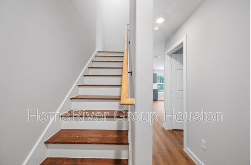 Building Photo - 8217 Crestview Dr