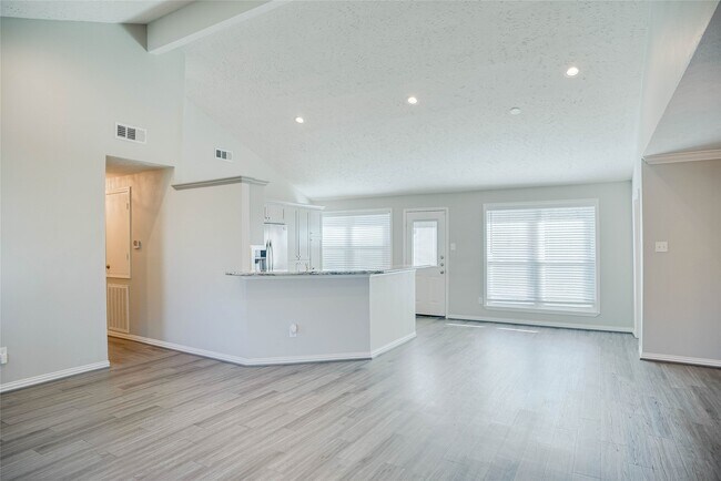 Building Photo - 702 Dixie Dr