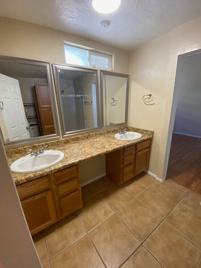 Building Photo - Beautiful 3 bedroom