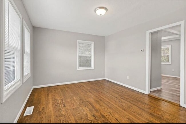 Building Photo - 2 bed one bath very nice house