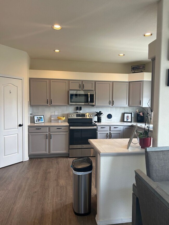 Building Photo - Stunning 2-Story 4 Bedroom Home With Finis...