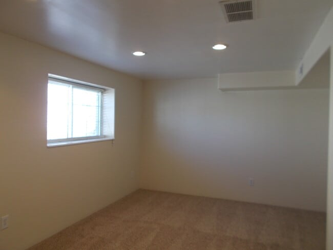 Building Photo - 5 Bed/ 3 Bath/ 2 Car Garage Open Floor Plan Home in Billings Heights