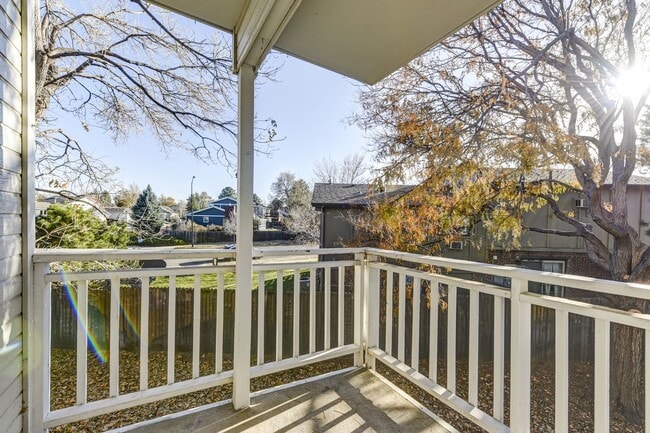 Building Photo - 2 Bedroom 2 Bath End Unit Condo with covered parking!