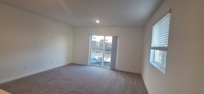 Building Photo - 3 Bedroom 2 Bathroom New build House