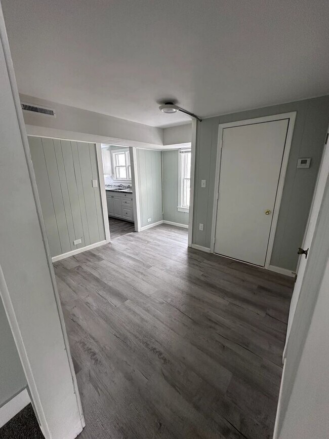 Building Photo - 358 S 6th St