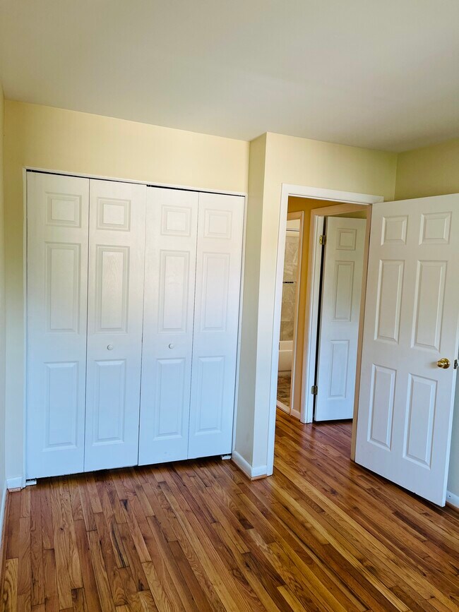 Building Photo - 2 Wimbledon Ln