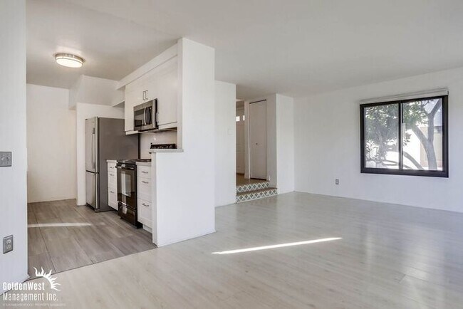 Building Photo - Bright & Airy 2Bdm 1Ba Townhome in San Diego!