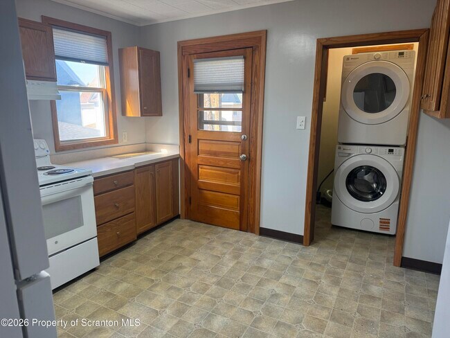 Building Photo - 205 Battin St