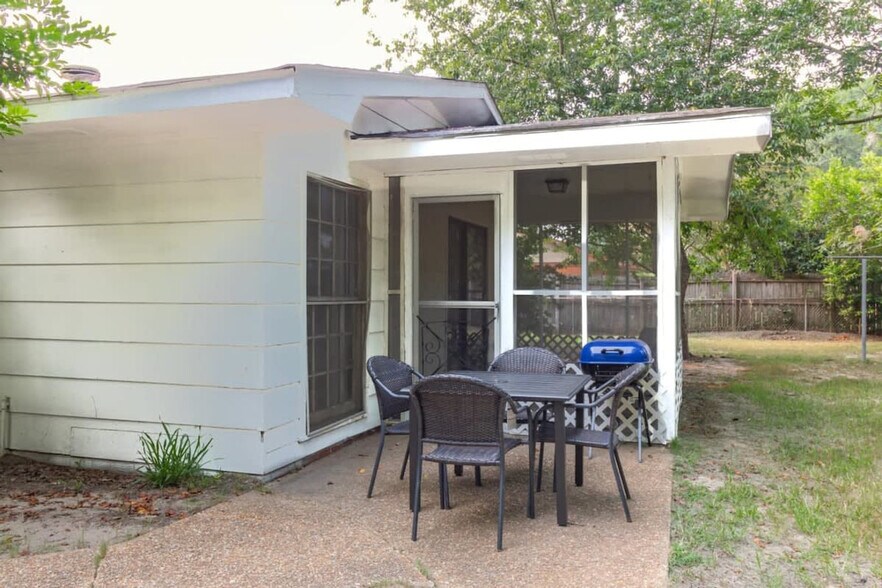 Building Photo - 2118 Skylake Dr